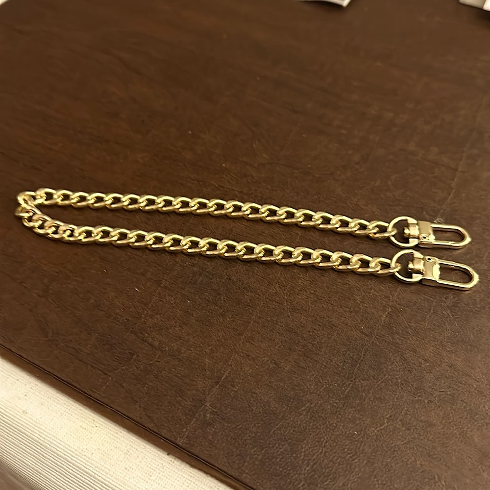 Unbraided nickel Free 16 in Gold tone chain only. Never worn.iron based metal.